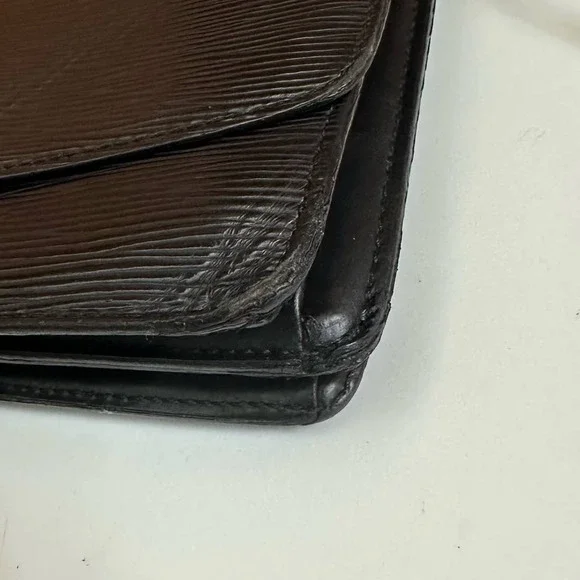 ✨Beautiful✨ Louis Vuitton Epi Leather Crossbody - Picture 6 of 11